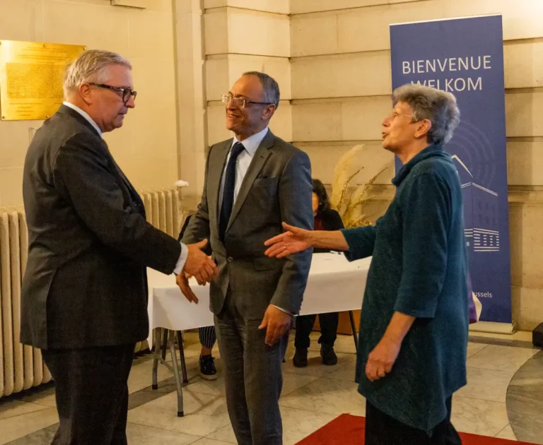 Rachid Madrane, président du Parlement bruxellois et Gabrielle Lefèvre, présidente de la Fondation PRO RENOVASSISTANCE accueillent le prince Laurent. Photo © Parlement bruxellois.