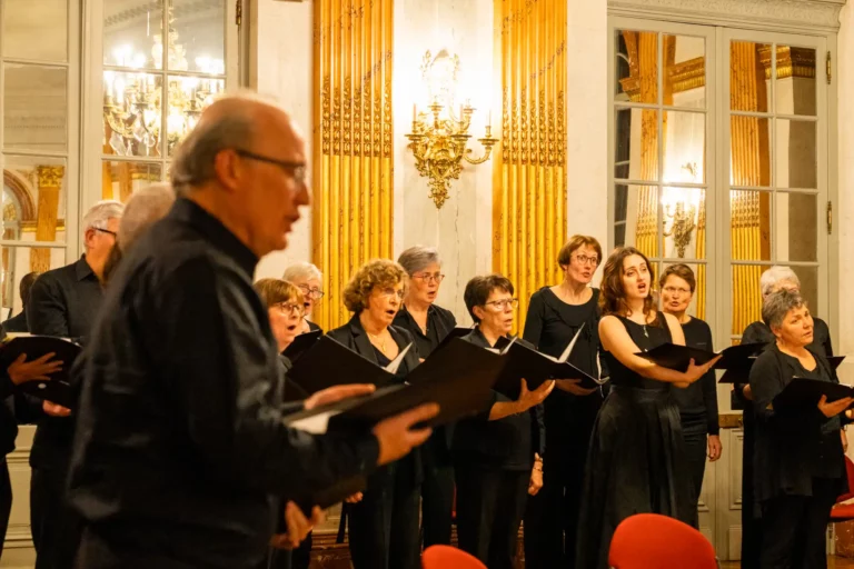 Le Choeur de Mélin et la soliste Sonia Lardy. Photo © E. De Wolf